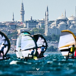  © IWSA media/Robert Hajbuk: WingFoils in Istanbul